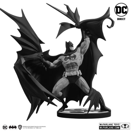 Czarno-biała statua Batmana Batman autorstwa Denysa Cowana 25 cm