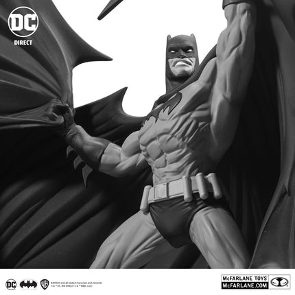 Czarno-biała statua Batmana Batman autorstwa Denysa Cowana 25 cm